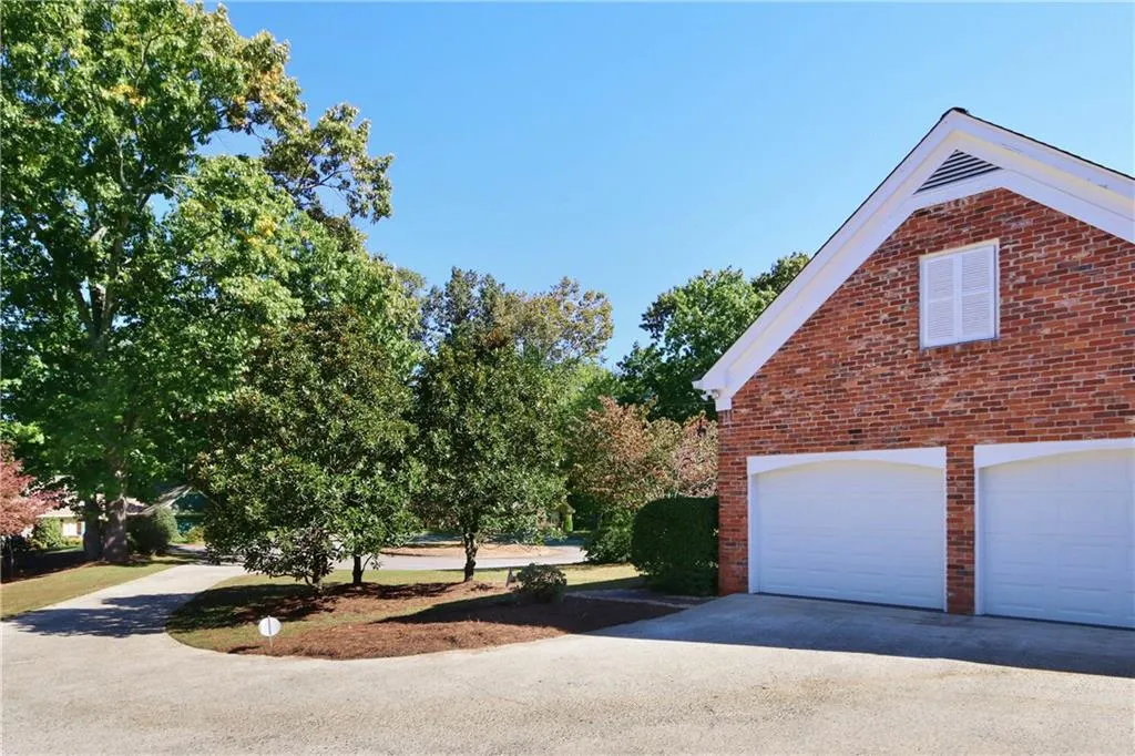 6975 Hunters Branch Drive, Sandy Springs, Georgia 30328, 5 Bedrooms Bedrooms, ,4 BathroomsBathrooms,Residential,Sold,6975 Hunters Branch Drive,5927061