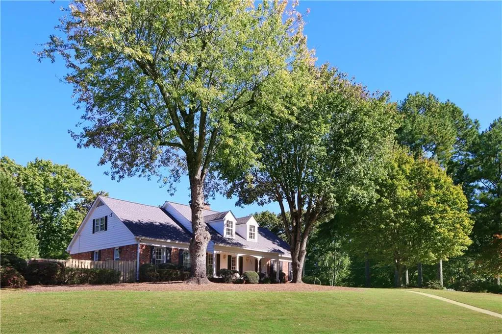 6975 Hunters Branch Drive, Sandy Springs, Georgia 30328, 5 Bedrooms Bedrooms, ,4 BathroomsBathrooms,Residential,Sold,6975 Hunters Branch Drive,5927061