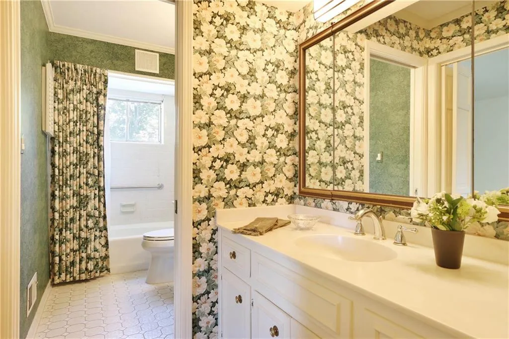 6975 Hunters Branch Drive, Sandy Springs, Georgia 30328, 5 Bedrooms Bedrooms, ,4 BathroomsBathrooms,Residential,Sold,6975 Hunters Branch Drive,5927061