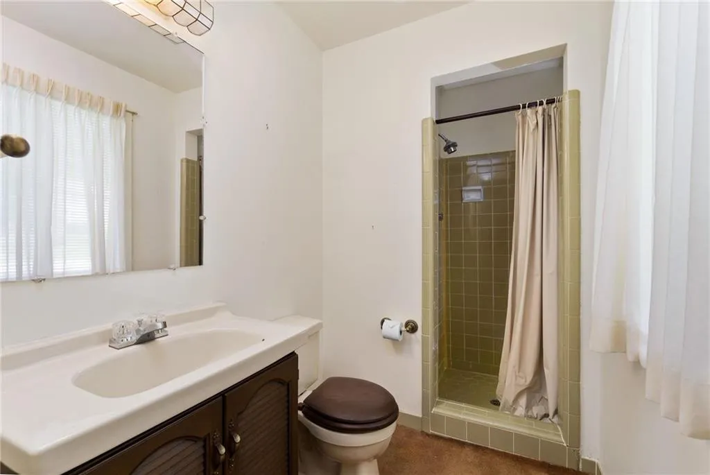 215 Berwick Drive, Sandy Springs, Georgia 30328, 4 Bedrooms Bedrooms, ,3 BathroomsBathrooms,Residential,Sold,215 Berwick Drive,6870527