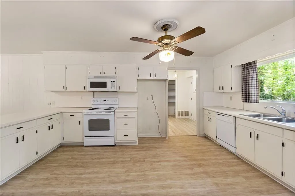 215 Berwick Drive, Sandy Springs, Georgia 30328, 4 Bedrooms Bedrooms, ,3 BathroomsBathrooms,Residential,Sold,215 Berwick Drive,6870527