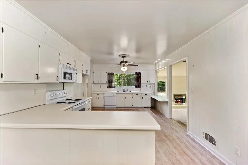 215 Berwick Drive, Sandy Springs, Georgia 30328, 4 Bedrooms Bedrooms, ,3 BathroomsBathrooms,Residential,Sold,215 Berwick Drive,6870527