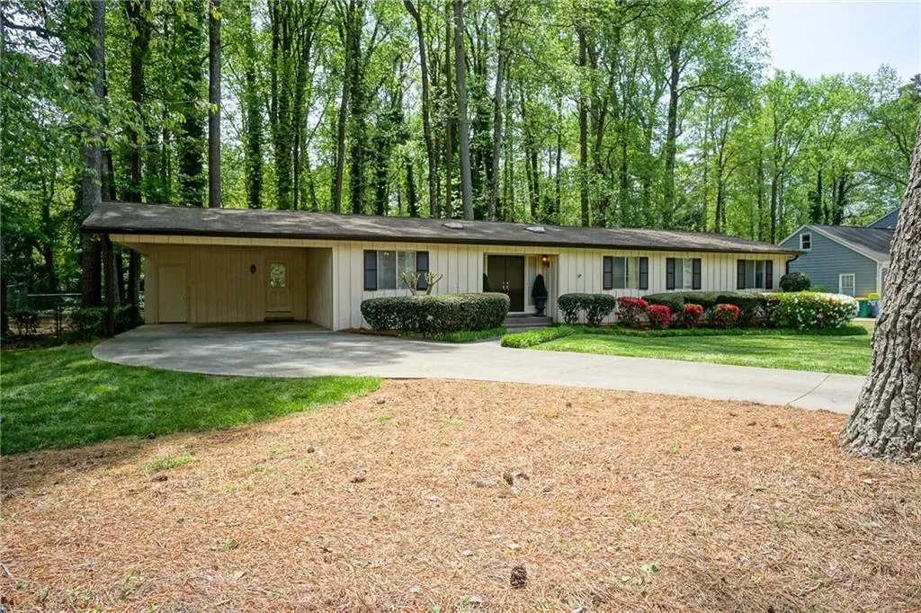 215 Berwick Drive, Sandy Springs, Georgia 30328, 4 Bedrooms Bedrooms, ,3 BathroomsBathrooms,Residential,Sold,215 Berwick Drive,6870527