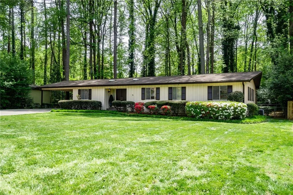 215 Berwick Drive, Sandy Springs, Georgia 30328, 4 Bedrooms Bedrooms, ,3 BathroomsBathrooms,Residential,Sold,215 Berwick Drive,6870527
