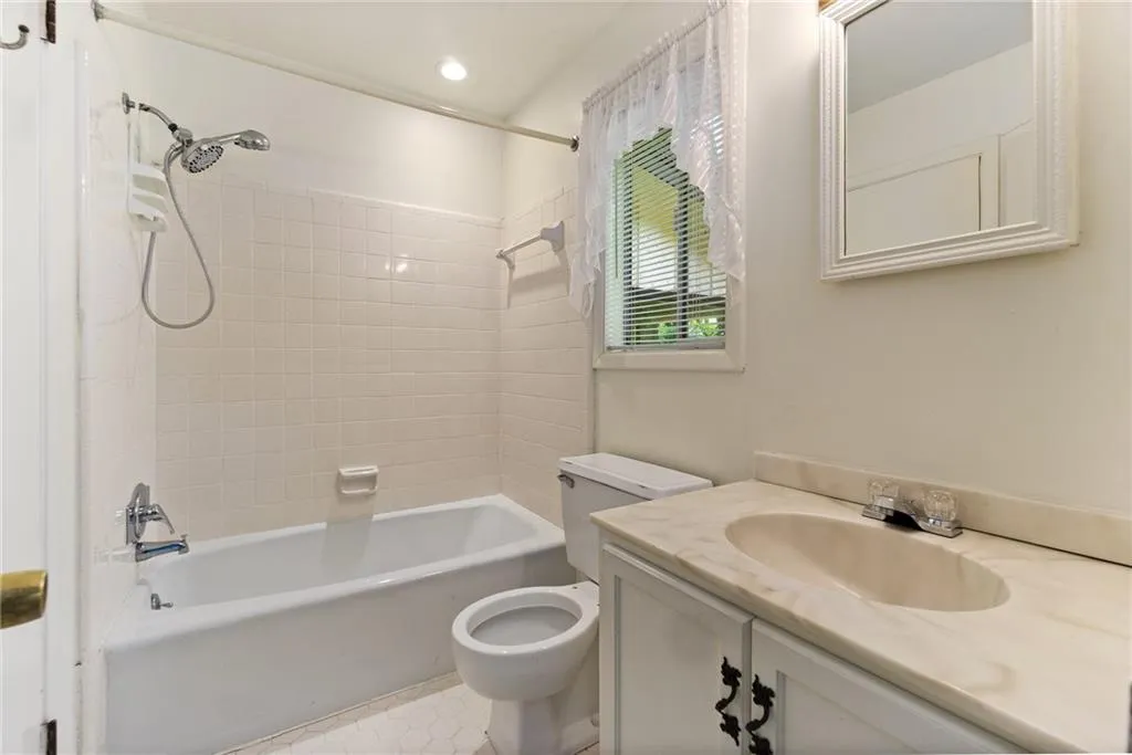215 Berwick Drive, Sandy Springs, Georgia 30328, 4 Bedrooms Bedrooms, ,3 BathroomsBathrooms,Residential,Sold,215 Berwick Drive,6870527