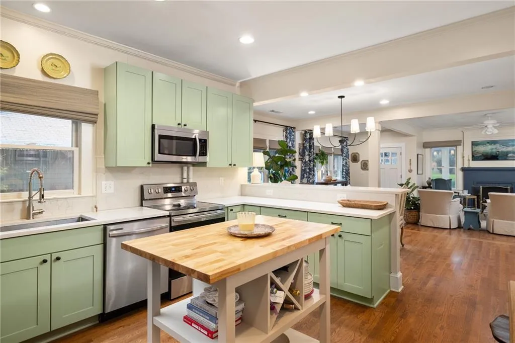 979 Hall Place Nw, Atlanta, Georgia 30318, 3 Bedrooms Bedrooms, ,2 BathroomsBathrooms,Residential,For Sale,979 Hall Place Nw,7670388