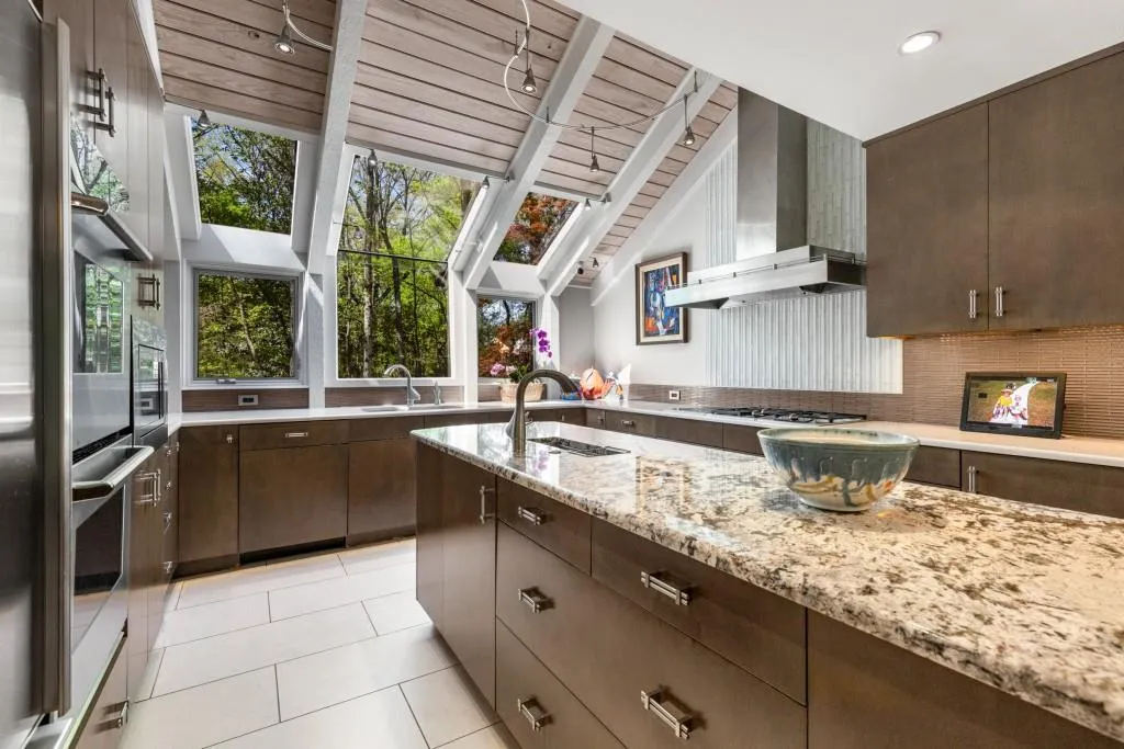 6526 Old Riverside Drive Nw, Sandy Springs, Georgia 30328, 6 Bedrooms Bedrooms, ,4 BathroomsBathrooms,Residential,Sold,6526 Old Riverside Drive Nw,7567877
