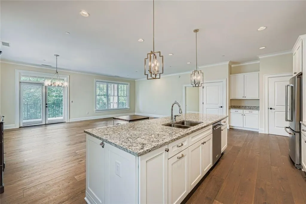 229 Peachtree Hills Avenue Ne Unit 5308, Atlanta, Georgia 30305, 2 Bedrooms Bedrooms, ,2 BathroomsBathrooms,Residential,For Sale,229 Peachtree Hills Avenue Ne Unit 5308,7644674