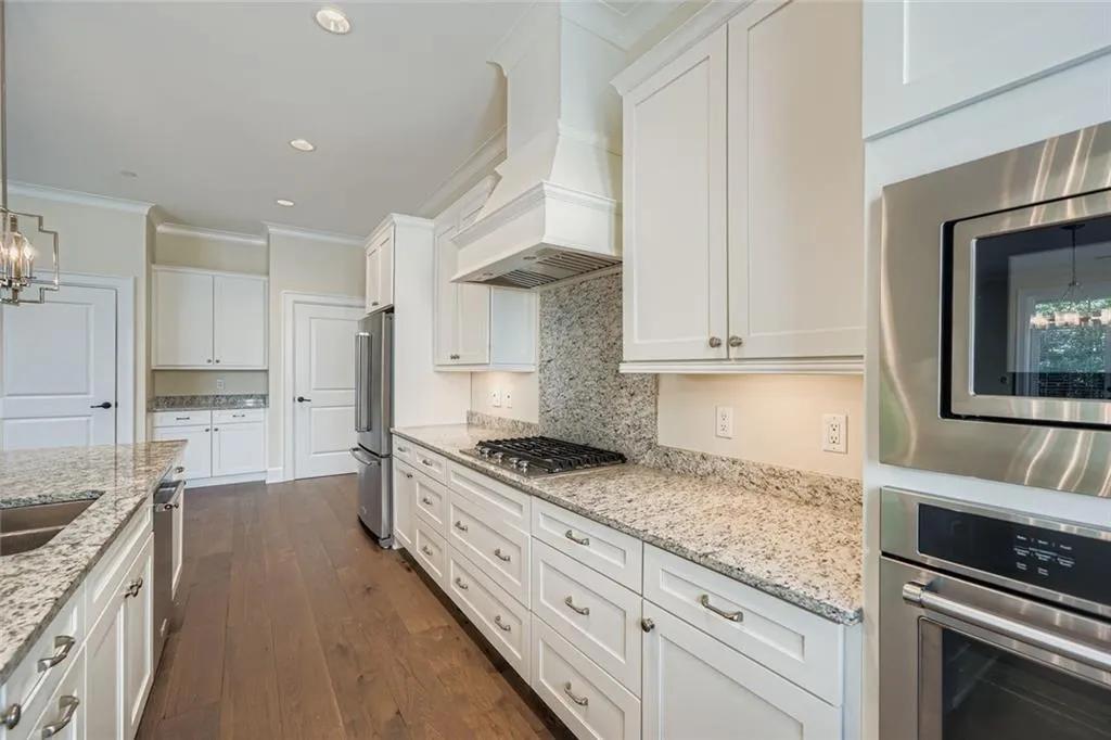 229 Peachtree Hills Avenue Ne Unit 5308, Atlanta, Georgia 30305, 2 Bedrooms Bedrooms, ,2 BathroomsBathrooms,Residential,For Sale,229 Peachtree Hills Avenue Ne Unit 5308,7644674