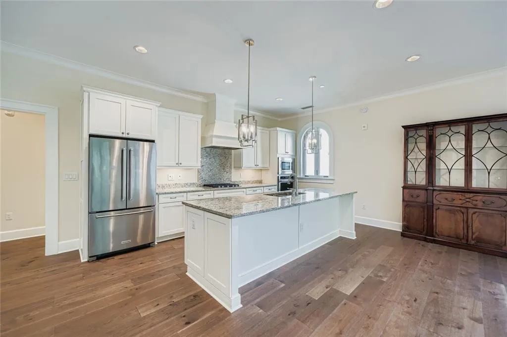 229 Peachtree Hills Avenue Ne Unit 5308, Atlanta, Georgia 30305, 2 Bedrooms Bedrooms, ,2 BathroomsBathrooms,Residential,For Sale,229 Peachtree Hills Avenue Ne Unit 5308,7644674