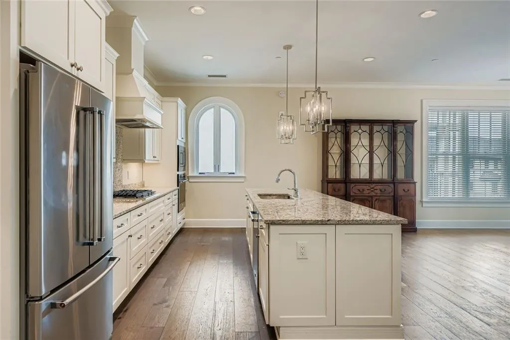 229 Peachtree Hills Avenue Ne Unit 5308, Atlanta, Georgia 30305, 2 Bedrooms Bedrooms, ,2 BathroomsBathrooms,Residential,For Sale,229 Peachtree Hills Avenue Ne Unit 5308,7644674