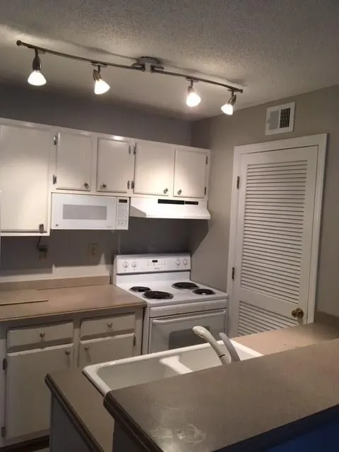 128 Granville Court, Sandy Springs, Georgia 30328, 1 Bedroom Bedrooms, ,1 BathroomBathrooms,Residential,Sold,128 Granville Court,5915754