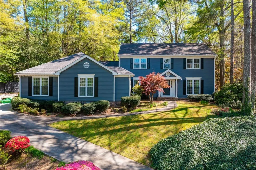 Colonial inspired home featuring a front yard