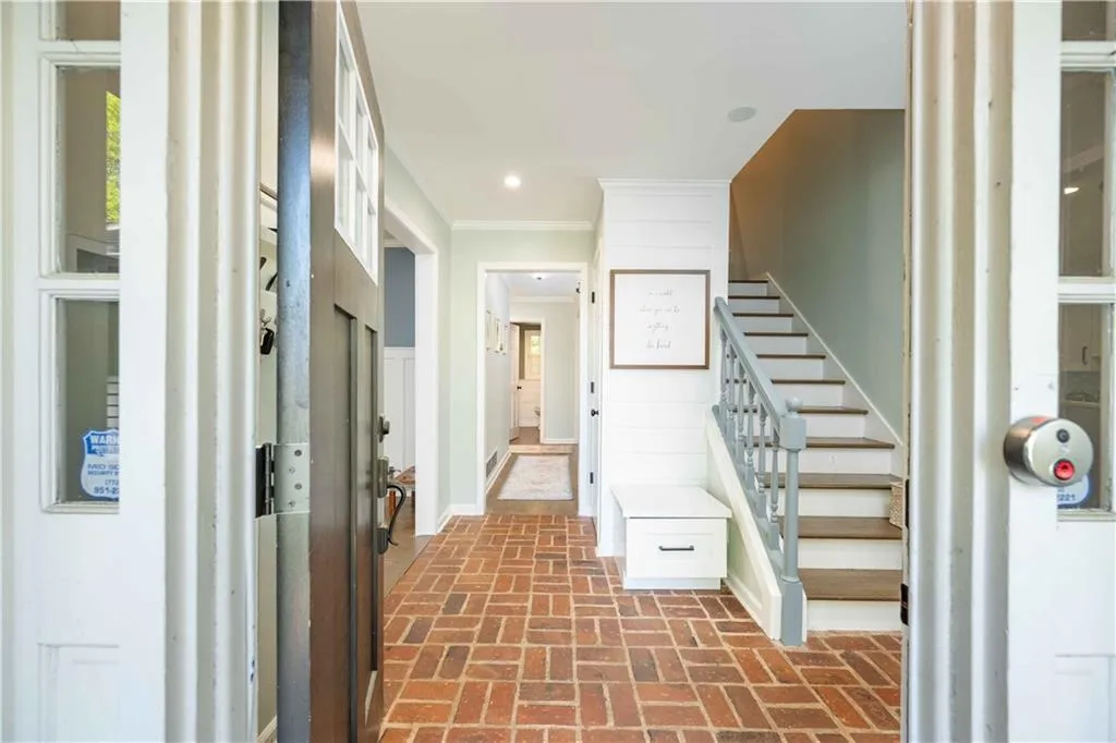 Foyer with ornamental molding