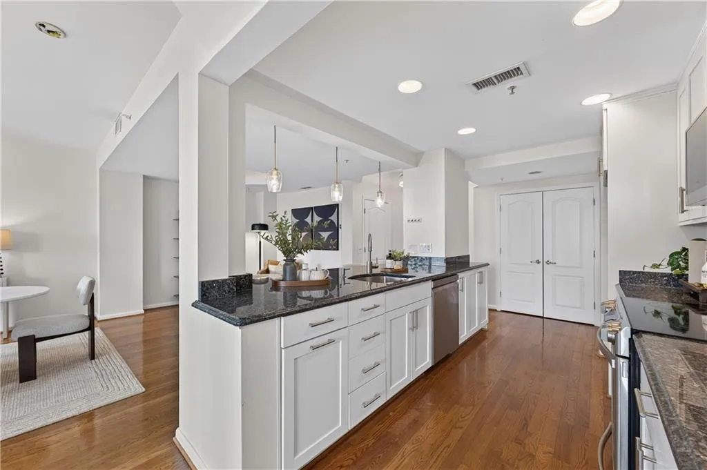 3475 Oak Valley Road Ne Unit 2150, Atlanta, Georgia 30326, 2 Bedrooms Bedrooms, 0 ,2 BathroomsBathrooms,Residential,For Sale,3475 Oak Valley Road Ne Unit 2150,7793393