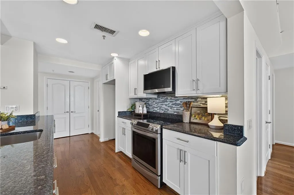 3475 Oak Valley Road Ne Unit 2150, Atlanta, Georgia 30326, 2 Bedrooms Bedrooms, 0 ,2 BathroomsBathrooms,Residential,For Sale,3475 Oak Valley Road Ne Unit 2150,7793393