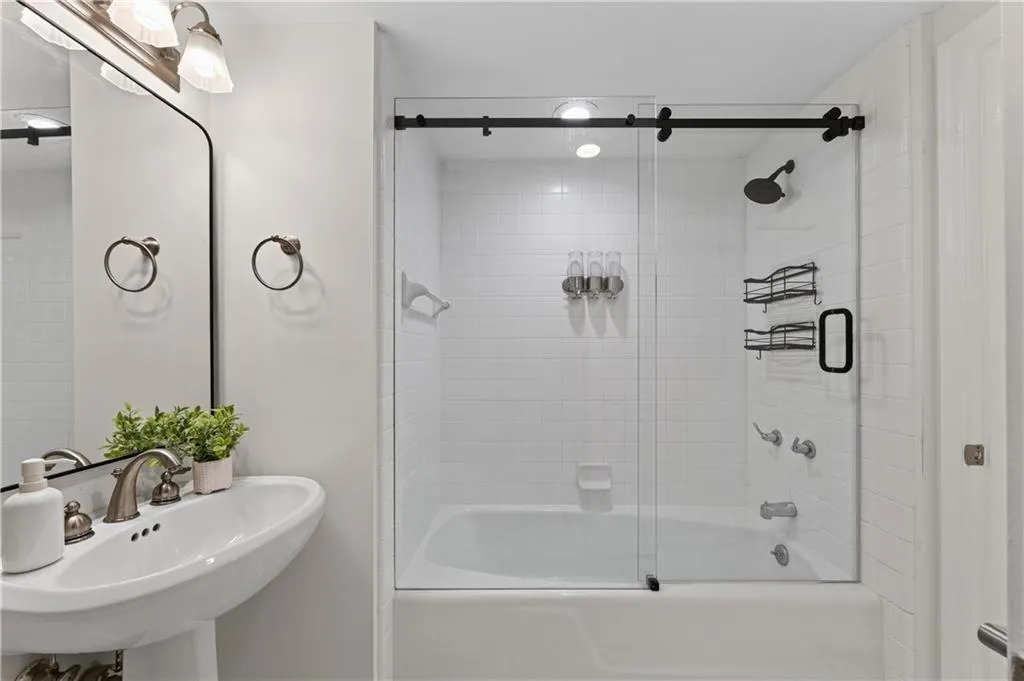 3475 Oak Valley Road Ne Unit 2150, Atlanta, Georgia 30326, 2 Bedrooms Bedrooms, 0 ,2 BathroomsBathrooms,Residential,For Sale,3475 Oak Valley Road Ne Unit 2150,7793393