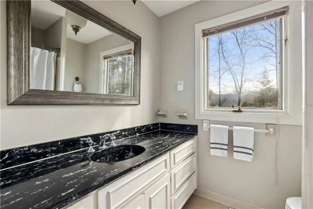 nicely sized jack/jill bathroom