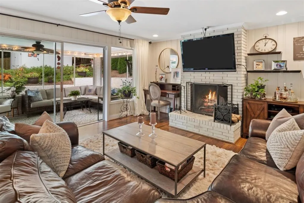5910 Brookgreen Road, Sandy Springs, Georgia 30328, 3 Bedrooms Bedrooms, ,3 BathroomsBathrooms,Residential,Sold,5910 Brookgreen Road,6786014