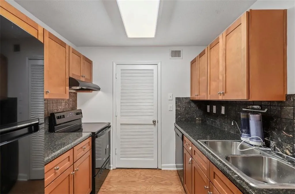 639 Granville Court, Sandy Springs, Georgia 30328, 2 Bedrooms Bedrooms, ,2 BathroomsBathrooms,Residential,Sold,639 Granville Court,7237683