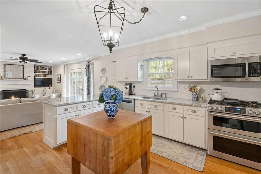 775 Starlight Drive, Sandy Springs, Georgia 30342, 3 Bedrooms Bedrooms, ,2 BathroomsBathrooms,Residential,Sold,775 Starlight Drive,6975032