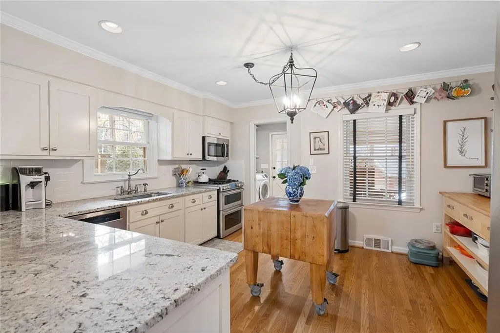 775 Starlight Drive, Sandy Springs, Georgia 30342, 3 Bedrooms Bedrooms, ,2 BathroomsBathrooms,Residential,Sold,775 Starlight Drive,6975032