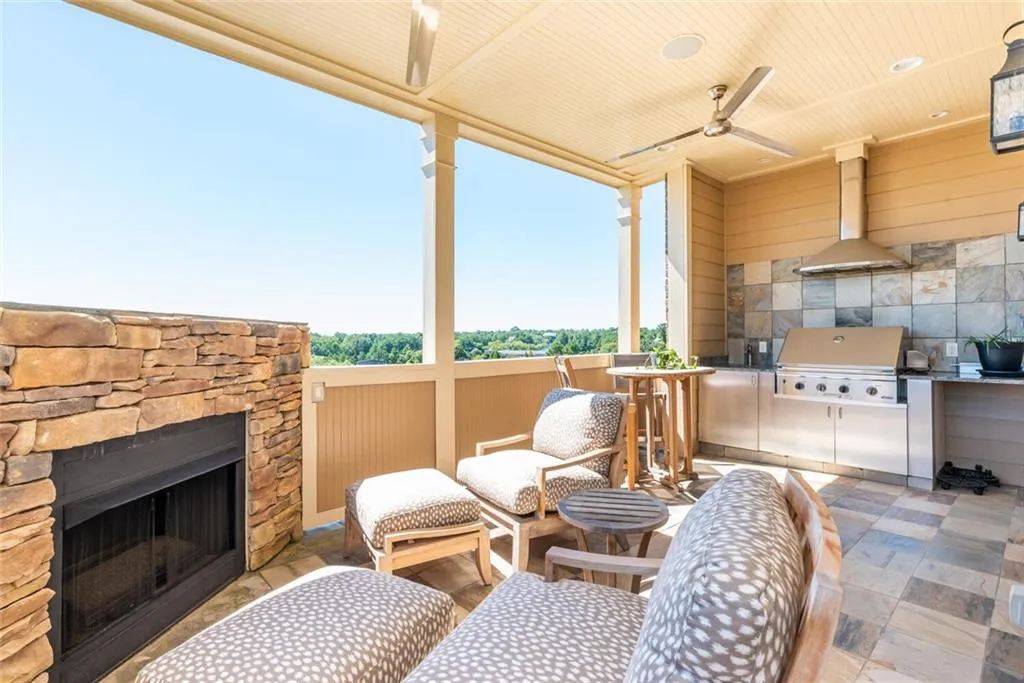 6060 City Walk Lane Unit 302, Sandy Springs, Georgia 30328, 3 Bedrooms Bedrooms, ,3 BathroomsBathrooms,Residential,Sold,6060 City Walk Lane Unit 302,6948333