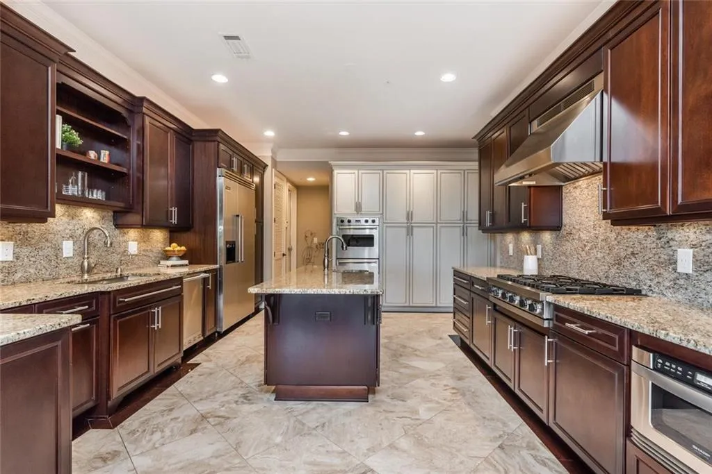 6060 City Walk Lane Unit 302, Sandy Springs, Georgia 30328, 3 Bedrooms Bedrooms, ,3 BathroomsBathrooms,Residential,Sold,6060 City Walk Lane Unit 302,6948333