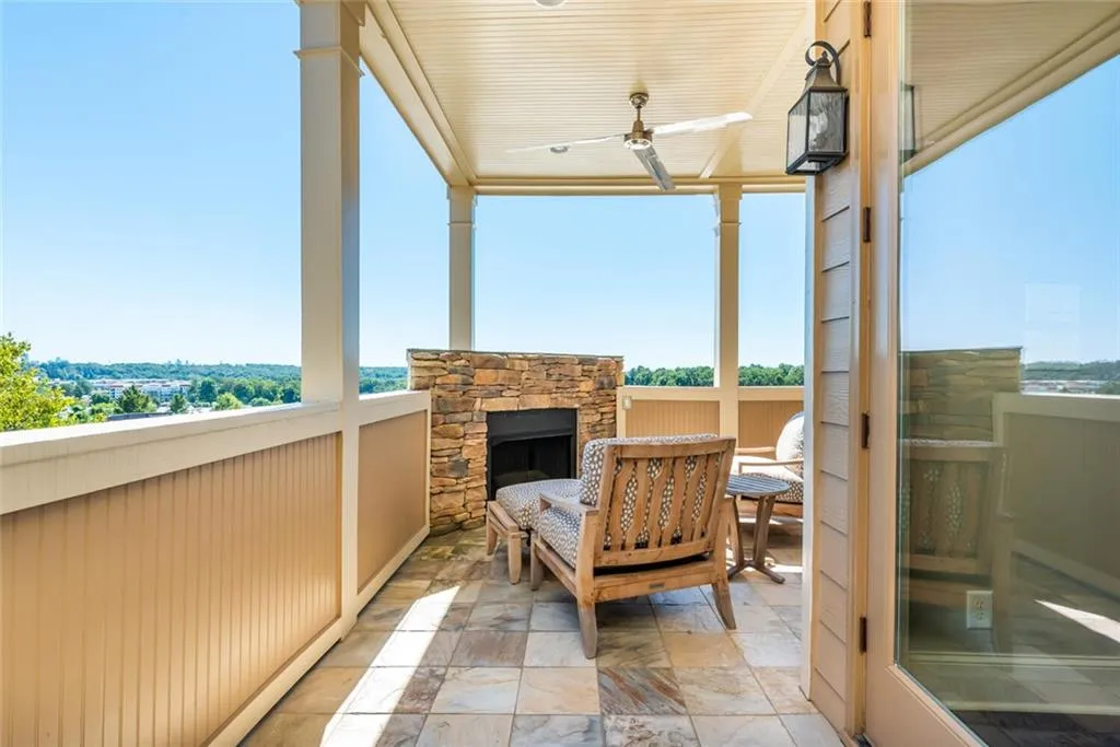 6060 City Walk Lane Unit 302, Sandy Springs, Georgia 30328, 3 Bedrooms Bedrooms, ,3 BathroomsBathrooms,Residential,Sold,6060 City Walk Lane Unit 302,6948333