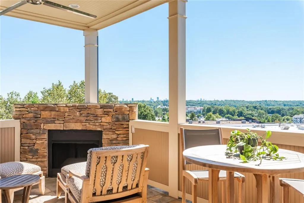 6060 City Walk Lane Unit 302, Sandy Springs, Georgia 30328, 3 Bedrooms Bedrooms, ,3 BathroomsBathrooms,Residential,Sold,6060 City Walk Lane Unit 302,6948333