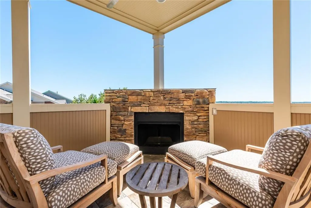 6060 City Walk Lane Unit 302, Sandy Springs, Georgia 30328, 3 Bedrooms Bedrooms, ,3 BathroomsBathrooms,Residential,Sold,6060 City Walk Lane Unit 302,6948333