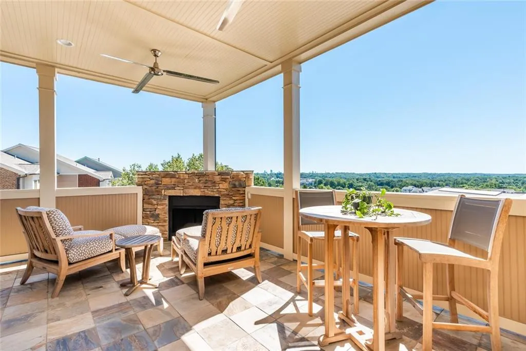 6060 City Walk Lane Unit 302, Sandy Springs, Georgia 30328, 3 Bedrooms Bedrooms, ,3 BathroomsBathrooms,Residential,Sold,6060 City Walk Lane Unit 302,6948333