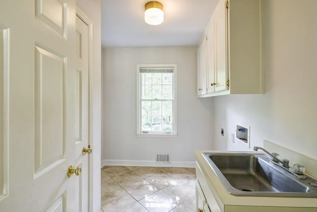 1580 Lazy River Lane, Sandy Springs, Georgia 30350, 4 Bedrooms Bedrooms, ,3 BathroomsBathrooms,Residential,Sold,1580 Lazy River Lane,6060310