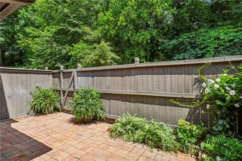 31 Ivy Ridge, Atlanta, Georgia 30342, 2 Bedrooms Bedrooms, ,2 BathroomsBathrooms,Residential,For Sale,31 Ivy Ridge,7619825
