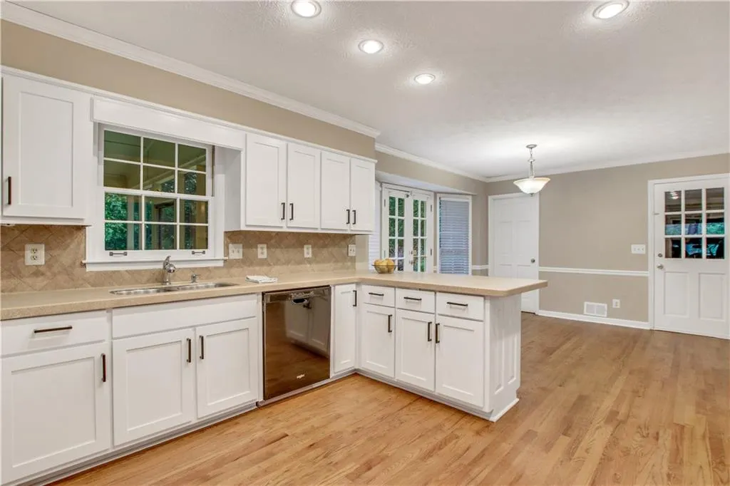 255 Glen Meadow Court, Sandy Springs, Georgia 30328, 4 Bedrooms Bedrooms, ,3 BathroomsBathrooms,Residential,Sold,255 Glen Meadow Court,6932413