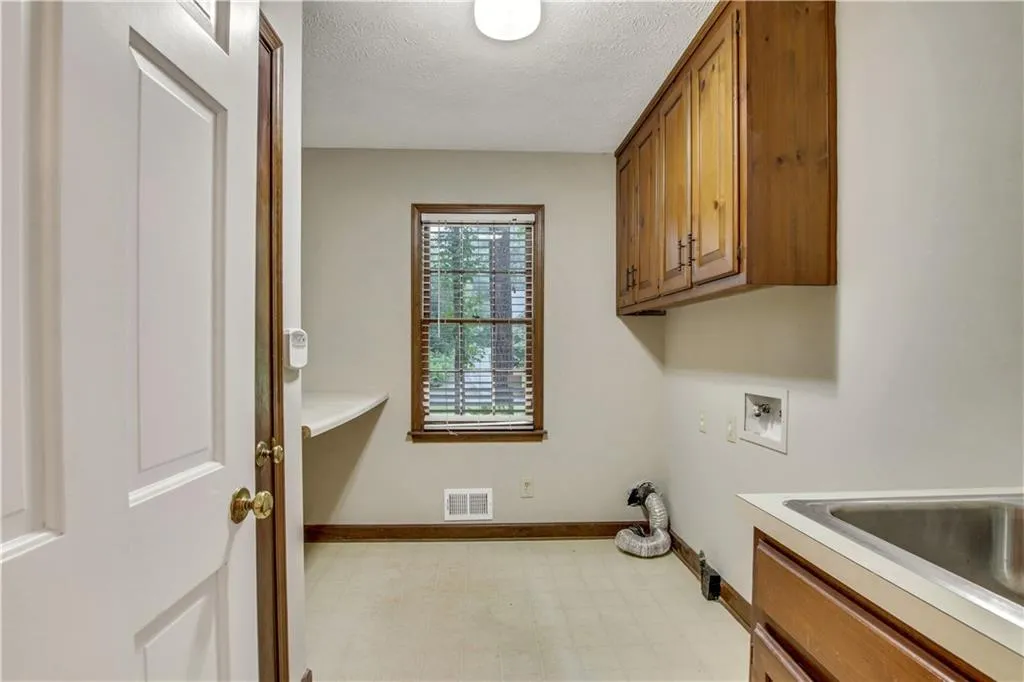 255 Glen Meadow Court, Sandy Springs, Georgia 30328, 4 Bedrooms Bedrooms, ,3 BathroomsBathrooms,Residential,Sold,255 Glen Meadow Court,6932413