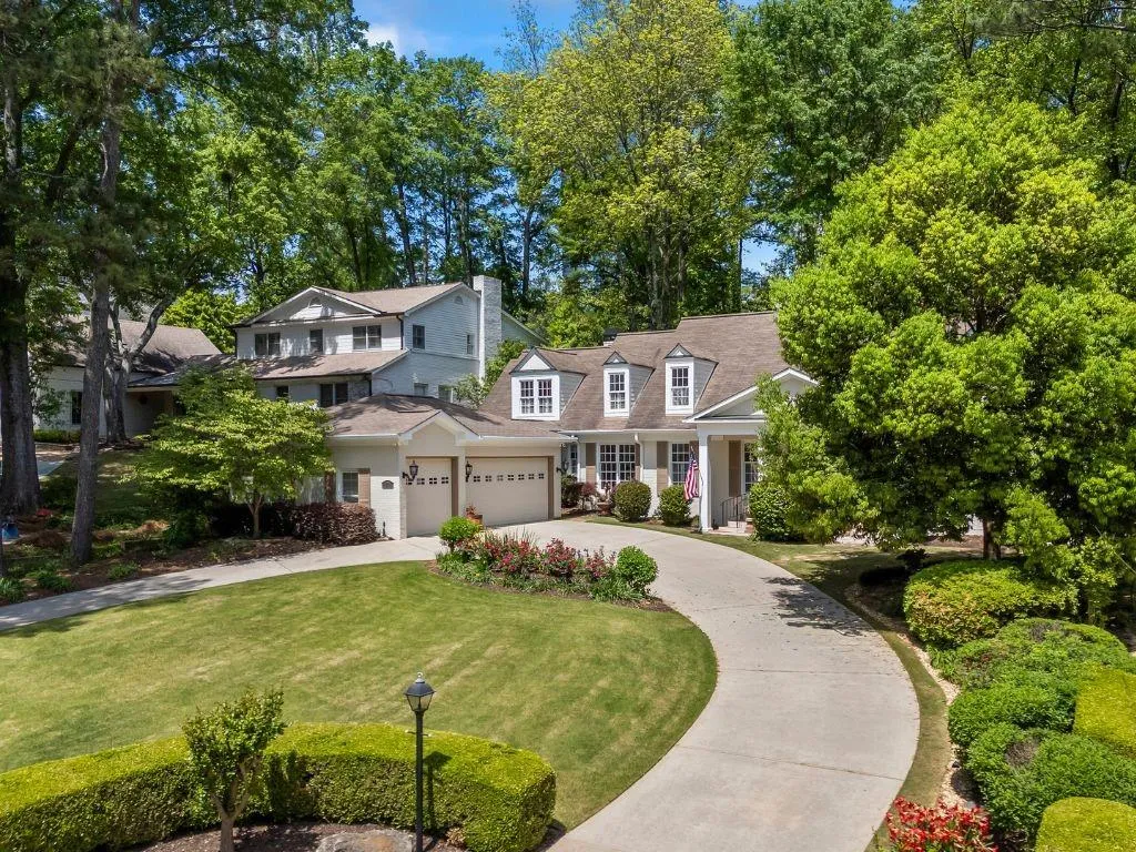 Expansive circle driveway