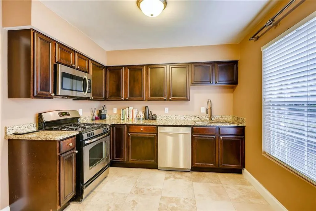 6980 Roswell Road Unit H6, Atlanta, Georgia 30328, 3 Bedrooms Bedrooms, ,2 BathroomsBathrooms,Residential,Sold,6980 Roswell Road Unit H6,5839905