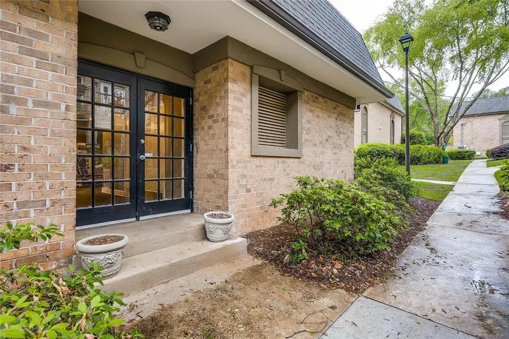 6980 Roswell Road Unit H6, Atlanta, Georgia 30328, 3 Bedrooms Bedrooms, ,2 BathroomsBathrooms,Residential,Sold,6980 Roswell Road Unit H6,5839905