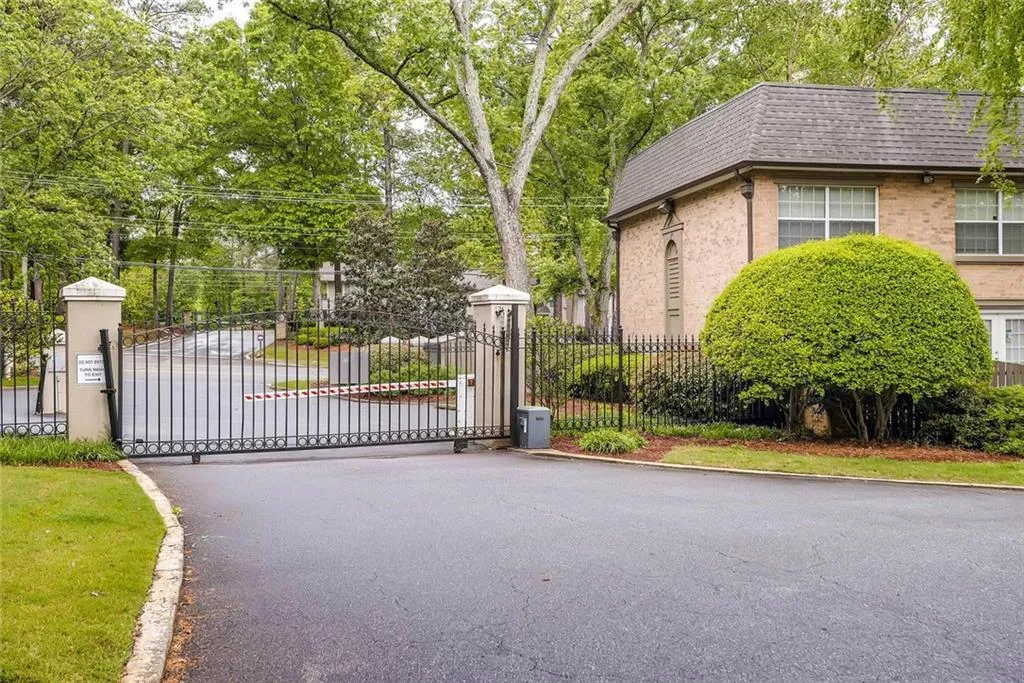 6980 Roswell Road Unit H6, Atlanta, Georgia 30328, 3 Bedrooms Bedrooms, ,2 BathroomsBathrooms,Residential,Sold,6980 Roswell Road Unit H6,5839905