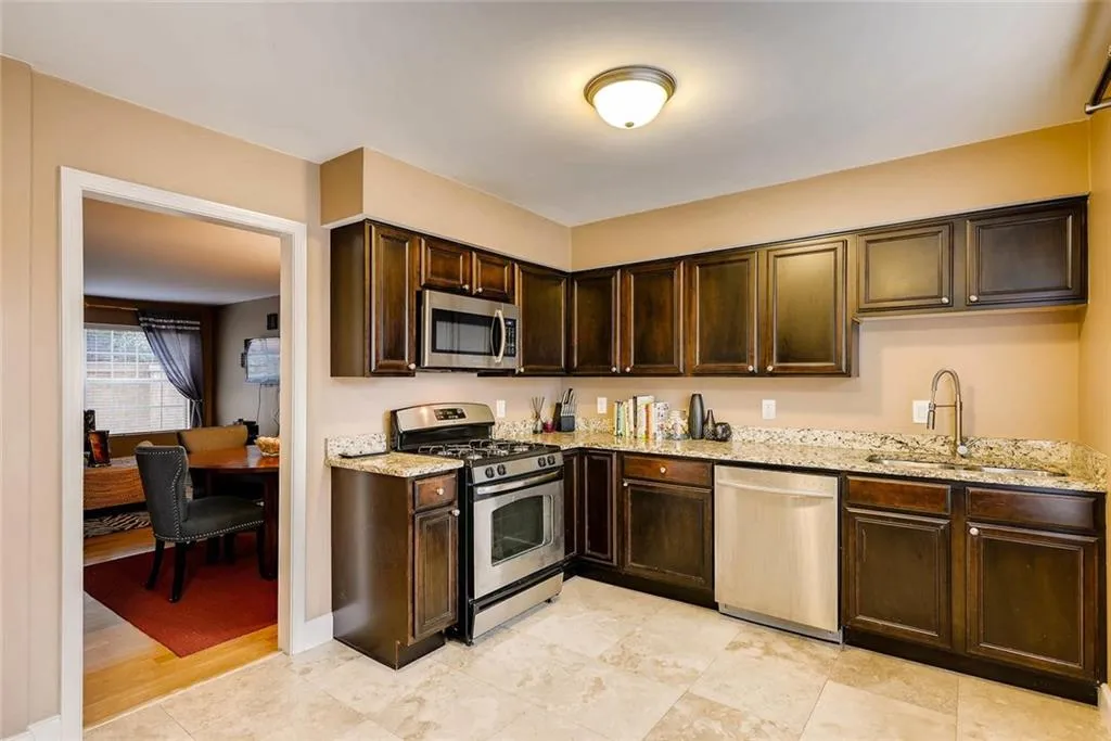 6980 Roswell Road Unit H6, Atlanta, Georgia 30328, 3 Bedrooms Bedrooms, ,2 BathroomsBathrooms,Residential,Sold,6980 Roswell Road Unit H6,5839905