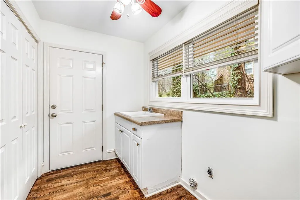 286 W Spalding Drive, Sandy Springs, Georgia 30328, 4 Bedrooms Bedrooms, ,2 BathroomsBathrooms,Residential,Sold,286 W Spalding Drive,7014399