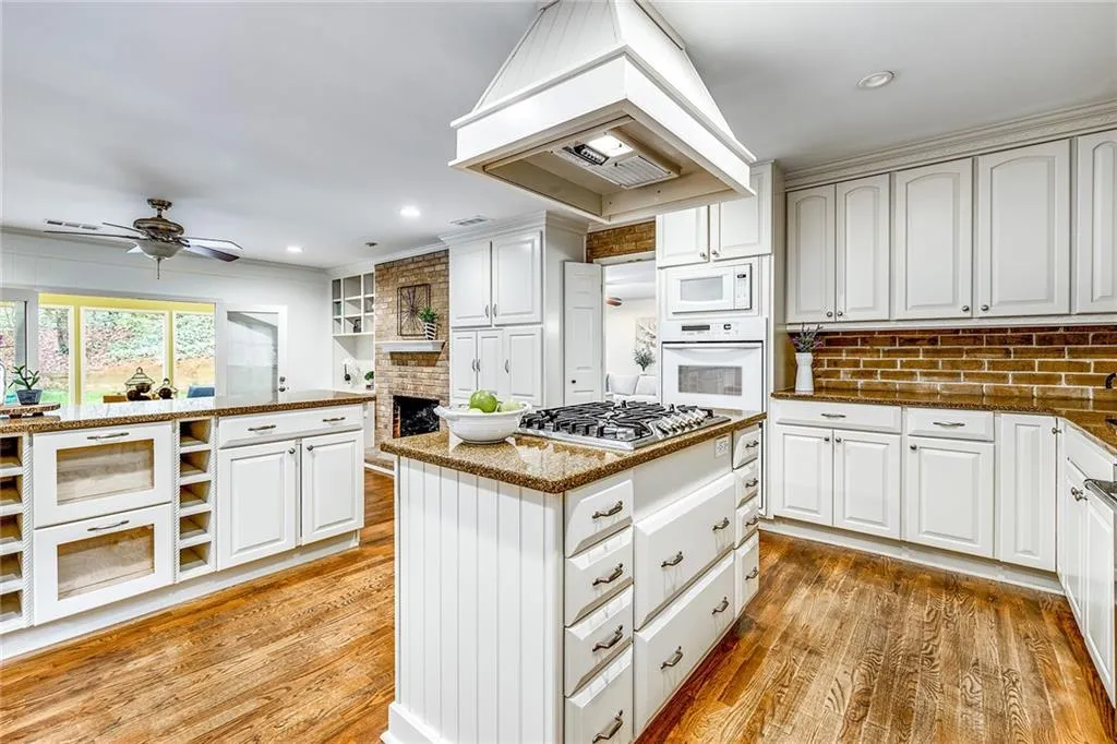 286 W Spalding Drive, Sandy Springs, Georgia 30328, 4 Bedrooms Bedrooms, ,2 BathroomsBathrooms,Residential,Sold,286 W Spalding Drive,7014399