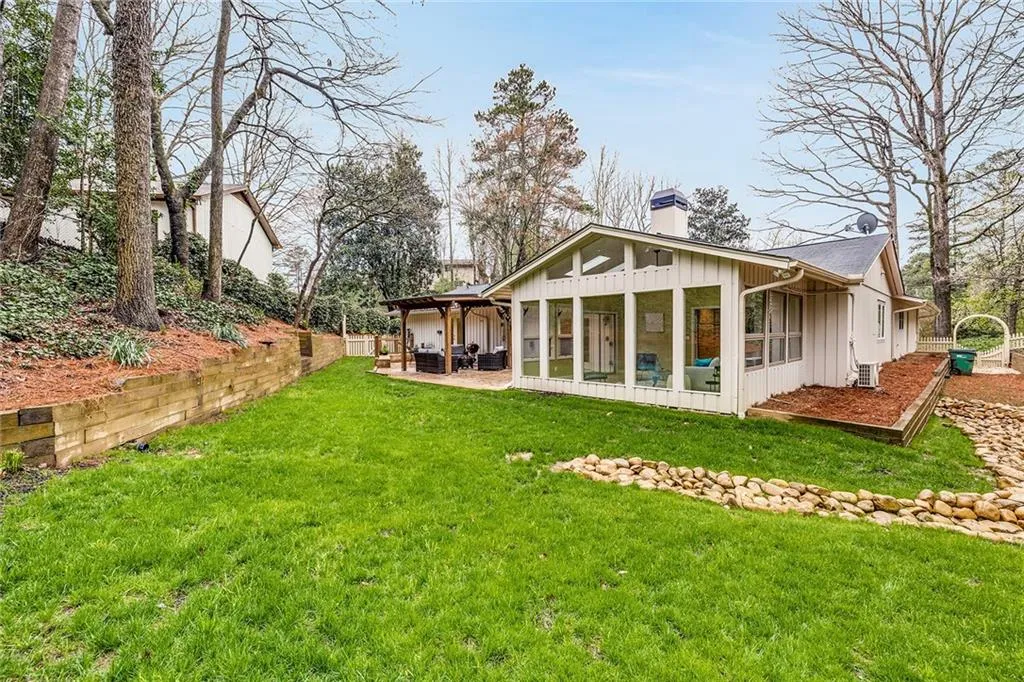 286 W Spalding Drive, Sandy Springs, Georgia 30328, 4 Bedrooms Bedrooms, ,2 BathroomsBathrooms,Residential,Sold,286 W Spalding Drive,7014399
