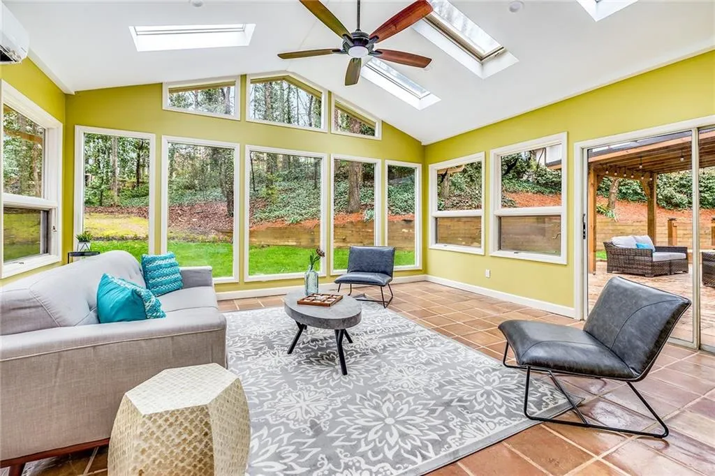 286 W Spalding Drive, Sandy Springs, Georgia 30328, 4 Bedrooms Bedrooms, ,2 BathroomsBathrooms,Residential,Sold,286 W Spalding Drive,7014399