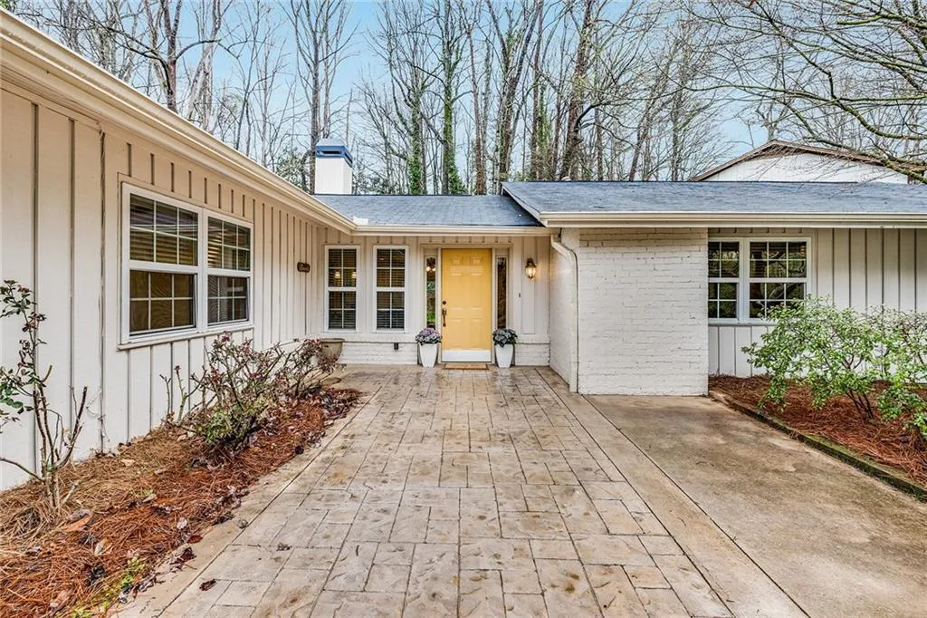 286 W Spalding Drive, Sandy Springs, Georgia 30328, 4 Bedrooms Bedrooms, ,2 BathroomsBathrooms,Residential,Sold,286 W Spalding Drive,7014399