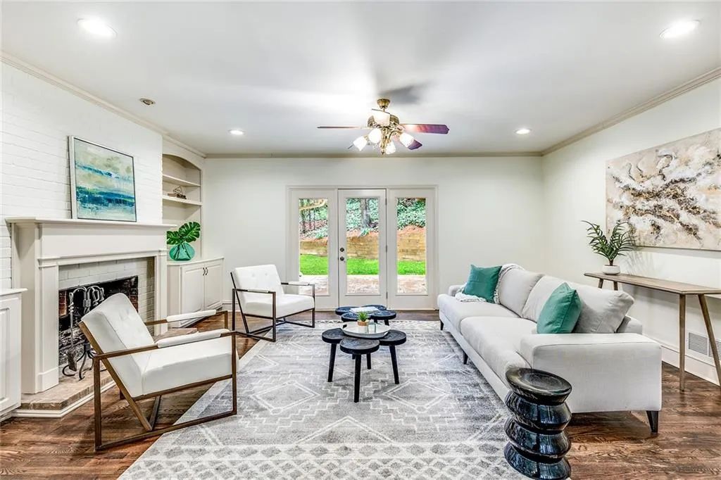 286 W Spalding Drive, Sandy Springs, Georgia 30328, 4 Bedrooms Bedrooms, ,2 BathroomsBathrooms,Residential,Sold,286 W Spalding Drive,7014399