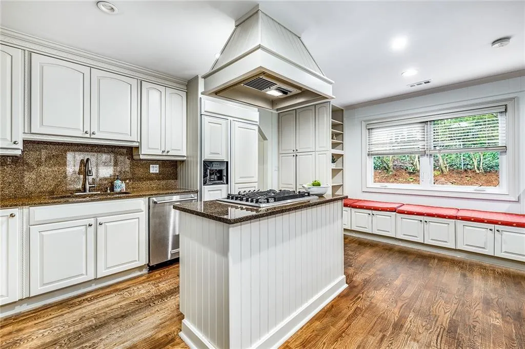 286 W Spalding Drive, Sandy Springs, Georgia 30328, 4 Bedrooms Bedrooms, ,2 BathroomsBathrooms,Residential,Sold,286 W Spalding Drive,7014399