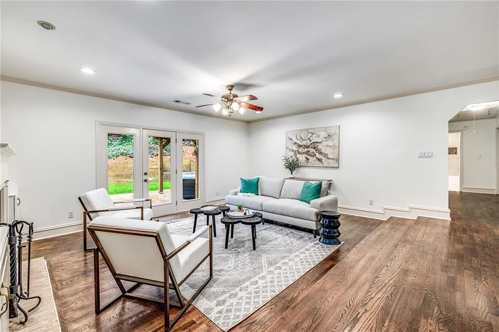 286 W Spalding Drive, Sandy Springs, Georgia 30328, 4 Bedrooms Bedrooms, ,2 BathroomsBathrooms,Residential,Sold,286 W Spalding Drive,7014399