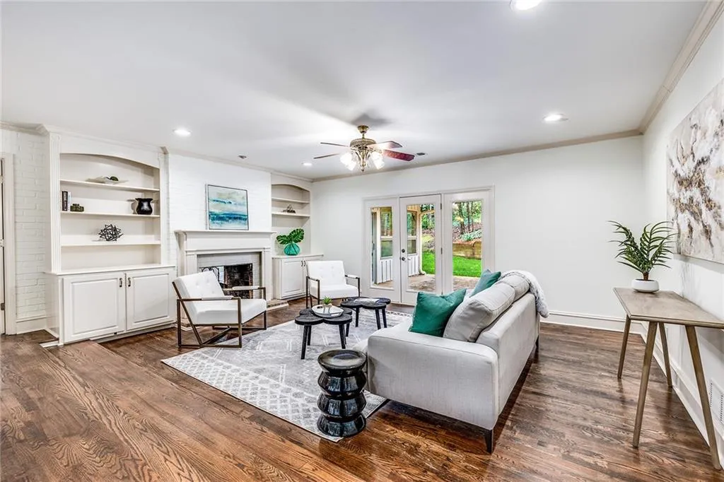 286 W Spalding Drive, Sandy Springs, Georgia 30328, 4 Bedrooms Bedrooms, ,2 BathroomsBathrooms,Residential,Sold,286 W Spalding Drive,7014399